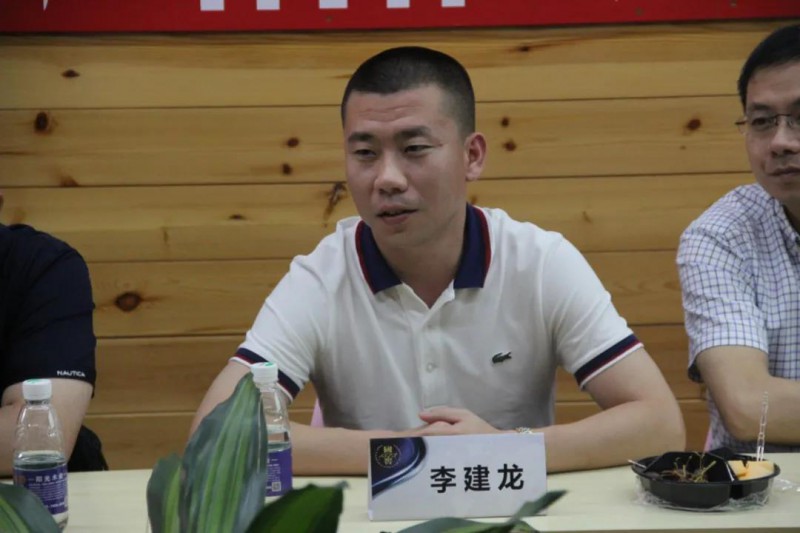 贛州經(jīng)濟(jì)年度人物考察組代表、瀘州老窖國(guó)窖酒類銷售股份有限公司、江西片區(qū)總經(jīng)理李建龍