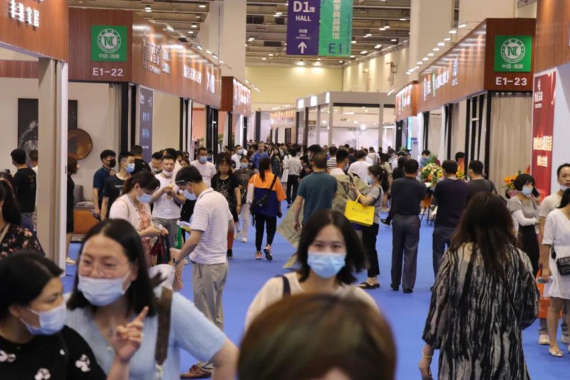 展會期間南康家具品牌館內人山人海