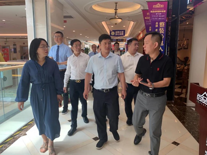 考察團一行先后來到橋西店、北中環店，實地了解黎氏閣南康家具品牌館項目的規劃布局2