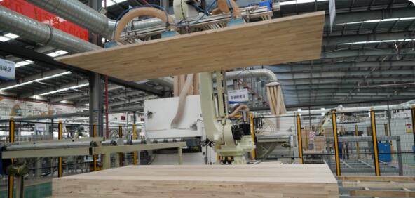 機械臂正在快速分揀木料