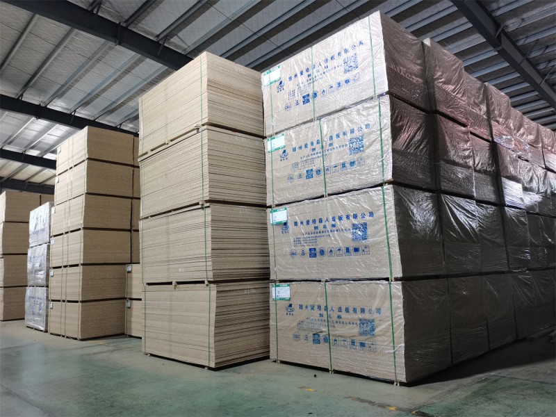 愛格森刨花板廠家倉庫實拍