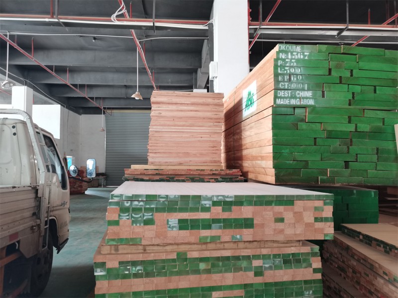 江西南康金絲檀和樹(shù)脂大板家具定制生產(chǎn)廠家工廠實(shí)拍8