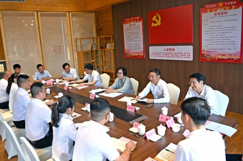 吳忠瓊參加了南康工業（家具）設計中心黨支部黨日活動