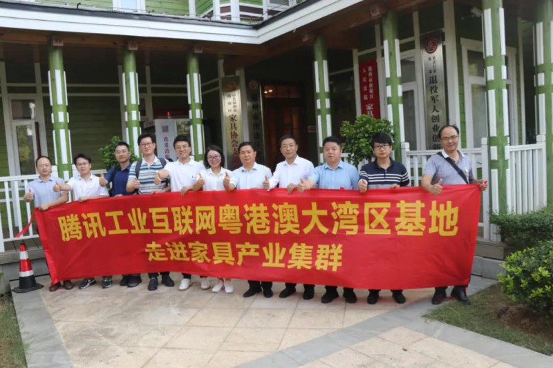 考察團(tuán)一行考察南康區(qū)家具協(xié)會