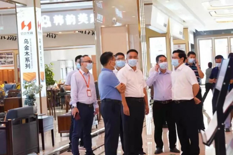 10月9日，區委書記何善錦來到家具新中心