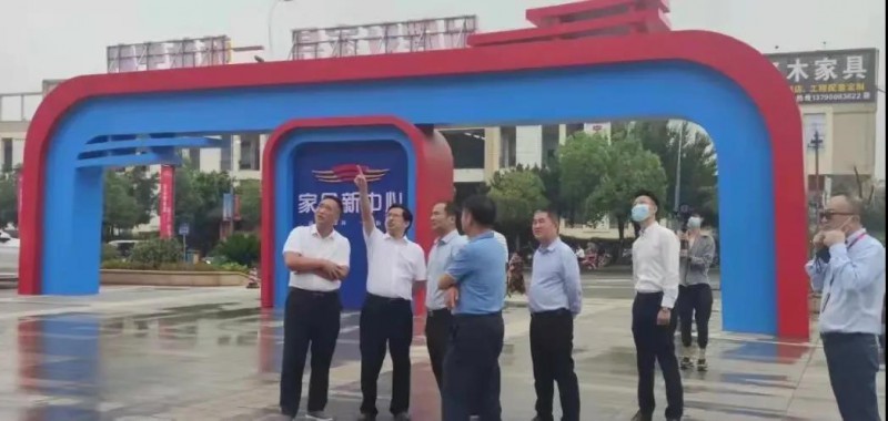 何善錦一行實地參觀了家具新中心大賣場前廣場