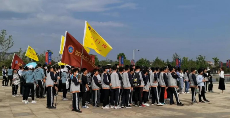 學生們走進小鎮