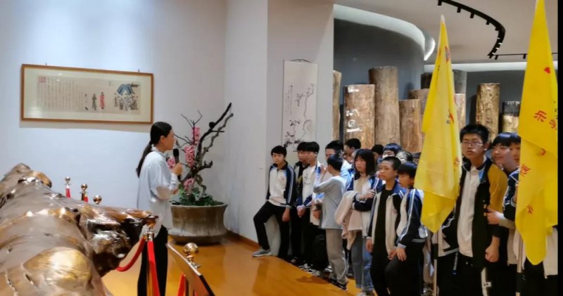 學生們走進小鎮2