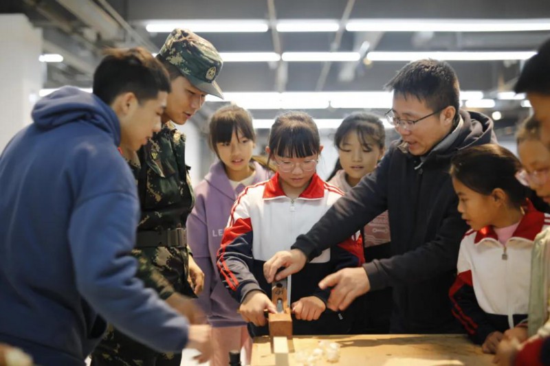 學生們走進小鎮3