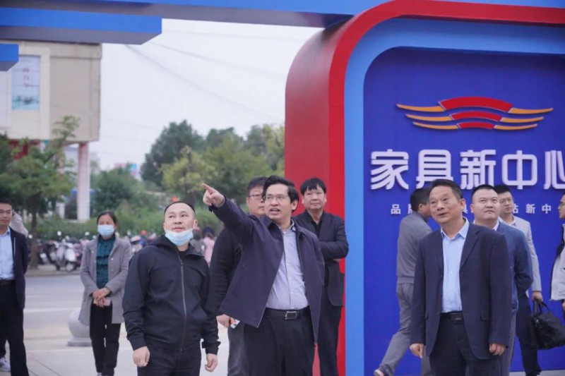 何善錦現場調度南康家具秋季訂貨會籌備工作！