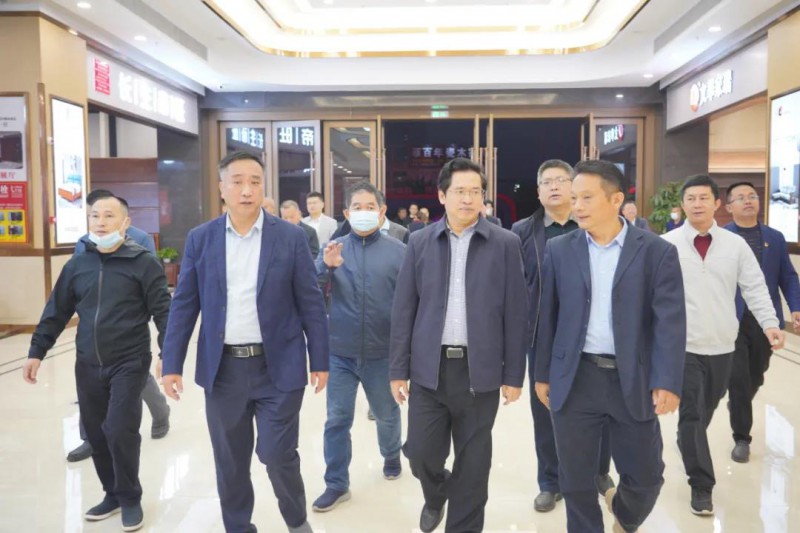 區委書記何善錦到家具新中心賣場