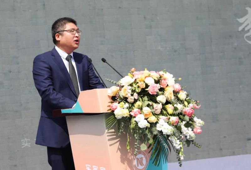 區委常委、副區長李成勝介紹簽約項目情況