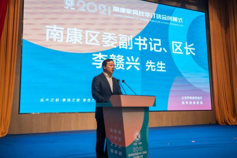 區委副書記、區長李贛興