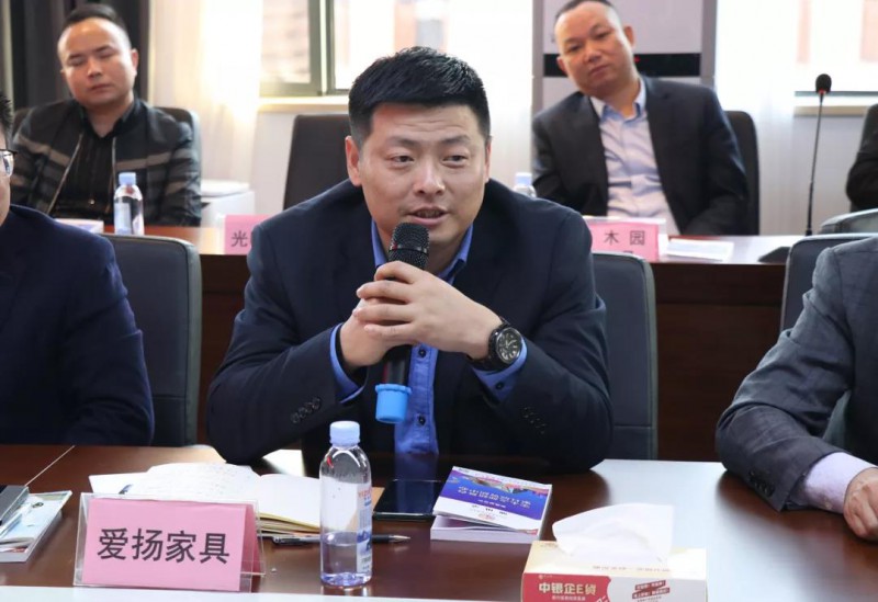 區(qū)家具協(xié)會常務(wù)副會長、愛揚(yáng)家具董事長鄧旺強(qiáng)