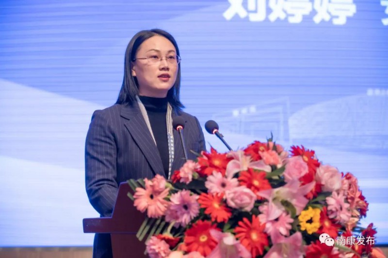 區委常委、宣傳部部長劉婷婷主持簽約活動