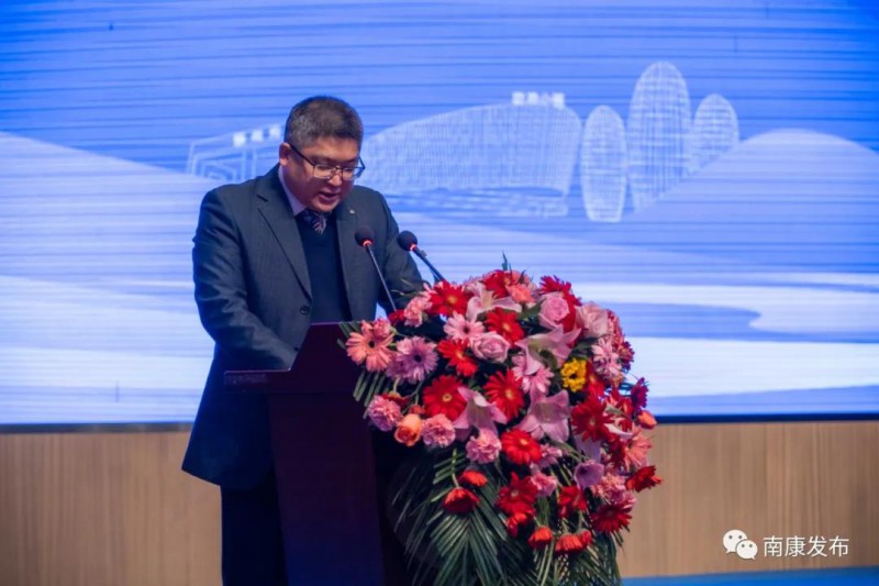 區委常委、副區長李成勝介紹簽約項目情況