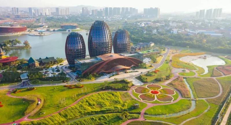 孵化器工程位于家居小鎮(zhèn)景觀湖北側(cè)