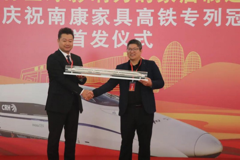 區委常委、副區長李成勝代表南康和華鐵傳媒領導互贈禮物