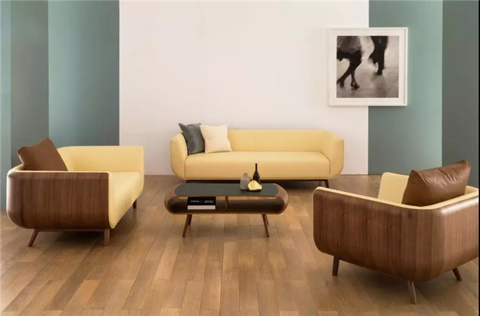 Mikko Iso-Kuusela 在現場演示了壓制木板的工藝。