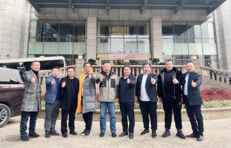 南康家具產業集群代表團與四川省家具進出口商會&成都國際家居生活展覽會組委會代表進行了簡要交流