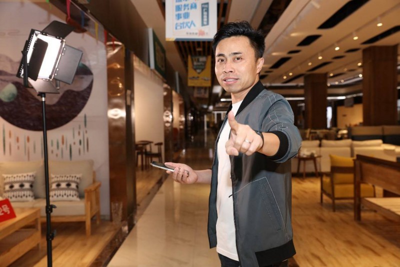 毛晶晶思維活躍，性格堅(jiān)毅。圖為他在介紹他的家具展廳