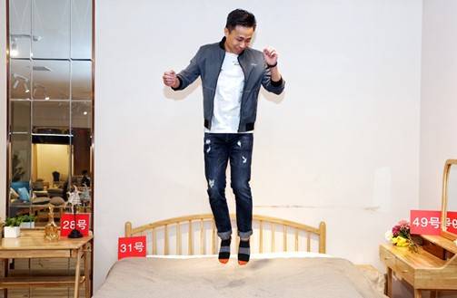 為了證明自己公司的產(chǎn)品質(zhì)量過硬，毛晶晶在木床上高高地躍起