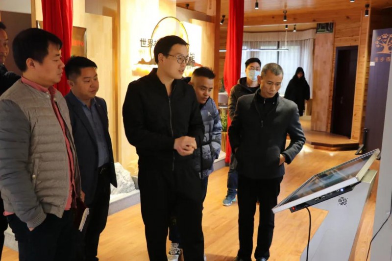 考察團一行參觀了世界橡膠木科研文化館中心