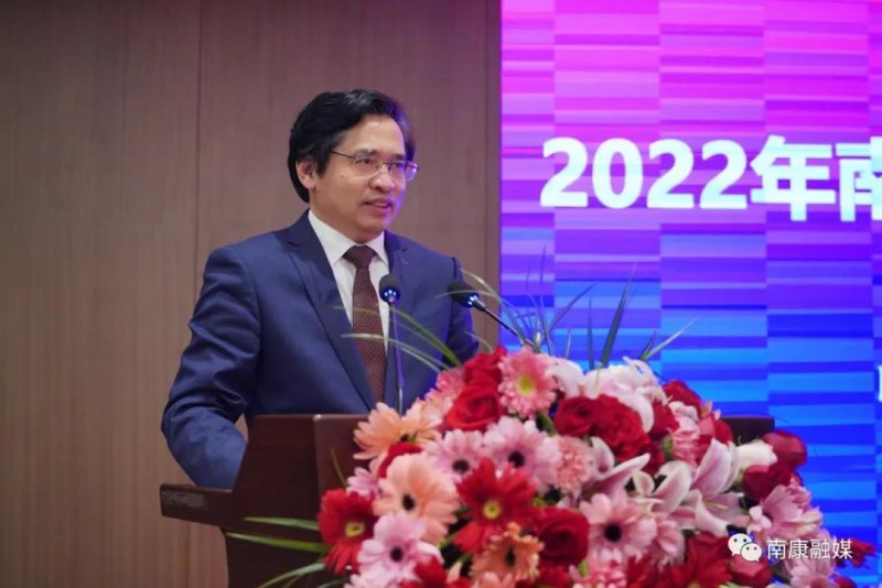 區委書記何善錦出席簽約儀式并講話