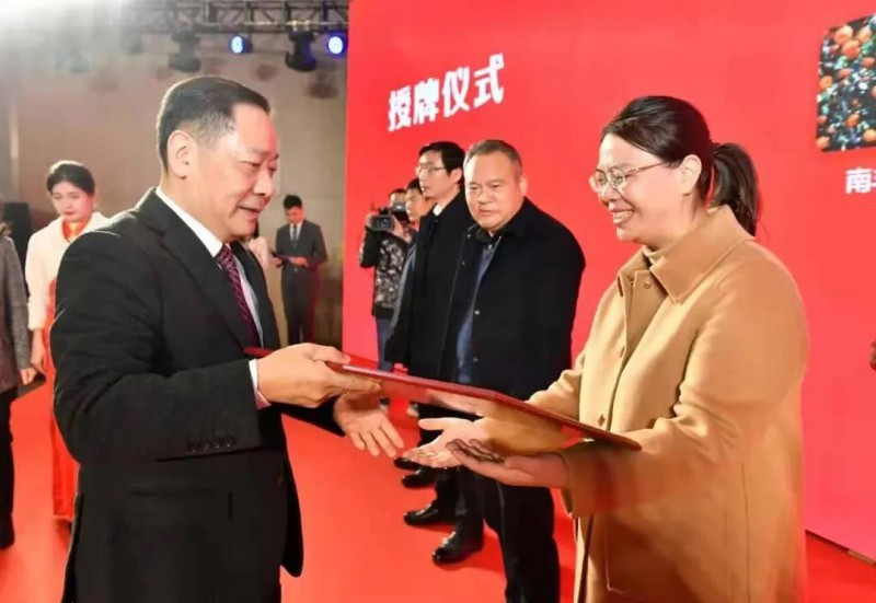 區(qū)領導譚曉芳代表我區(qū)接受牌匾