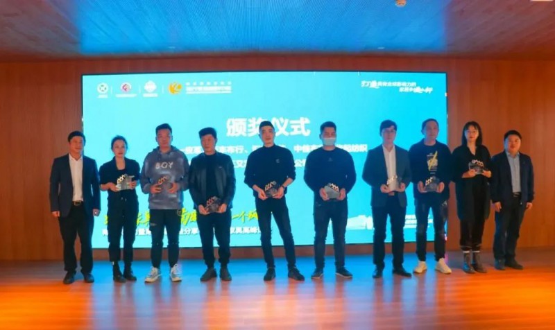 區家具產業促進局副局長劉濤，區家具協會秘書長楊劍為以上獲獎企業頒獎。