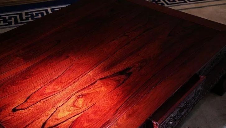 花酸枝(學名：巴里黃檀)及白酸枝(學名：奧氏黃檀)平常統稱它們為紅酸枝