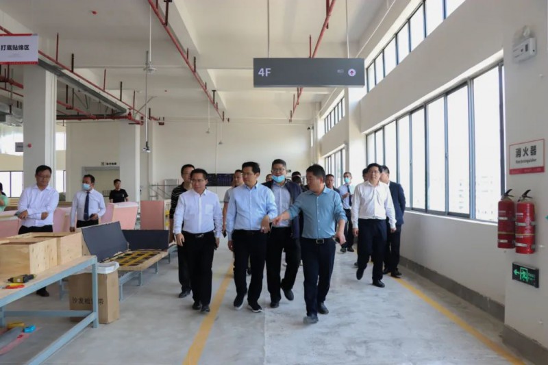 區委書記何善錦到龍華軟體家具產業園調研指導工作
