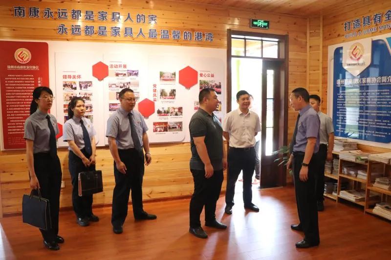 南康檢察院非公經(jīng)濟(jì)法治護(hù)航工作站在南康家具協(xié)會(huì)揭牌成立！2
