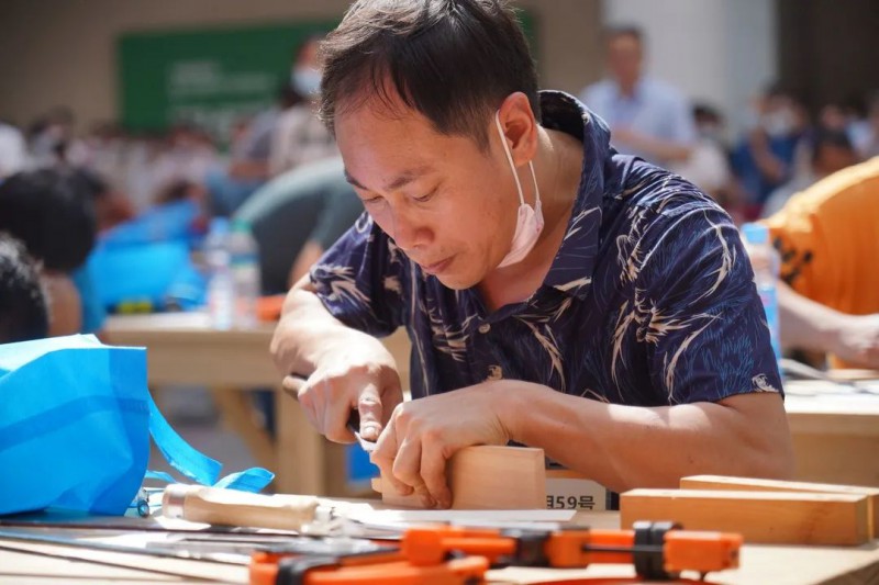參賽選手精雕細(xì)琢、分毫必較，展現(xiàn)了嫻熟精湛的技藝