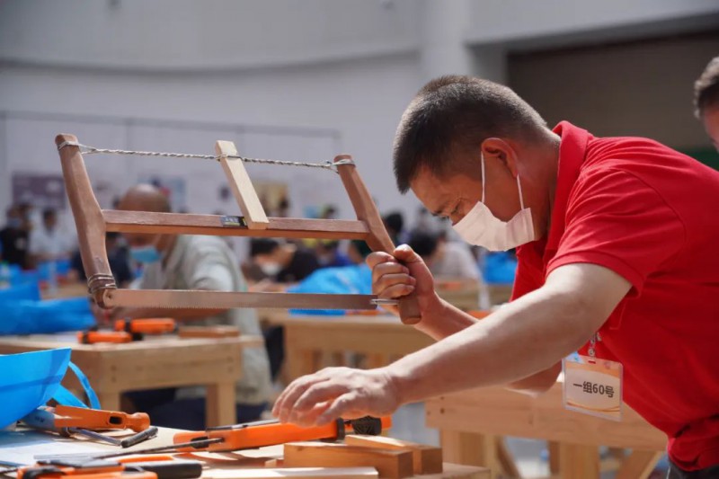 參賽選手精雕細(xì)琢、分毫必較，展現(xiàn)了嫻熟精湛的技藝。