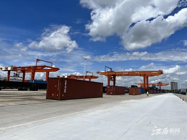 目前開行班列將近13000列，港口吞吐量約85萬標(biāo)箱