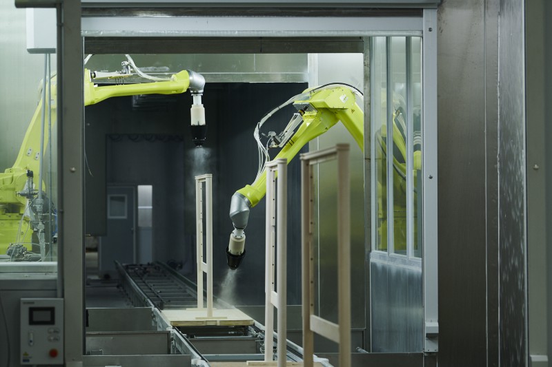 涂裝線上采用先進汽車涂料機器人，環境污染排放比傳統降低了95%以上