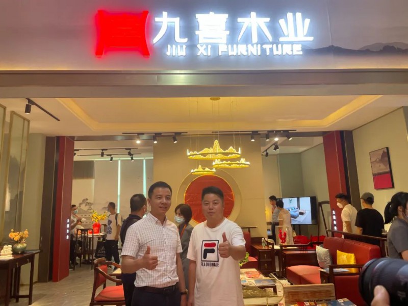 觀展中,區(qū)家具協(xié)會秘書長楊劍一行與瑪奧會展中心主辦方交流