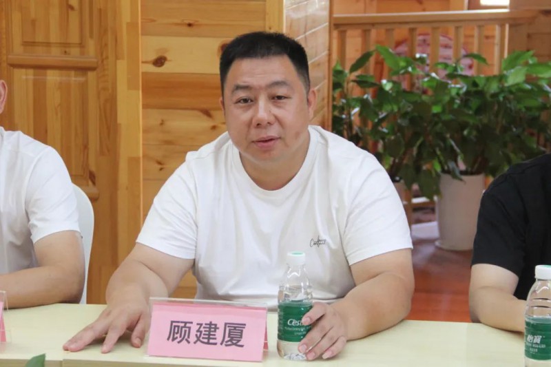 區家具協會會長顧建廈對安徽省家具經銷商會一行人的到來表示熱烈的歡迎