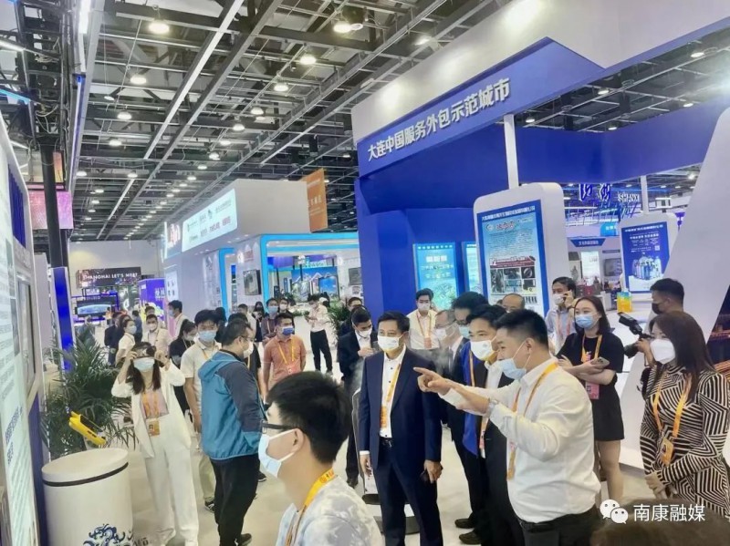 商務部黨組成員、副部長盛秋平（右二），北京市商務局黨組副書記、副局長孫堯（右三）參觀中國（南康）家居元宇宙展區。