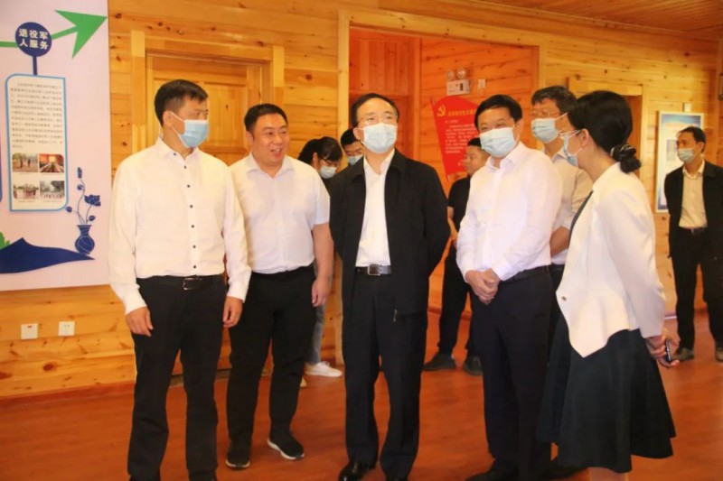 省人大常委會副主任胡世忠到南康家具協(xié)會視察調(diào)研