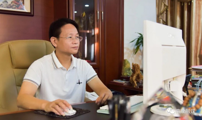 劉暉正在查看網絡訂單