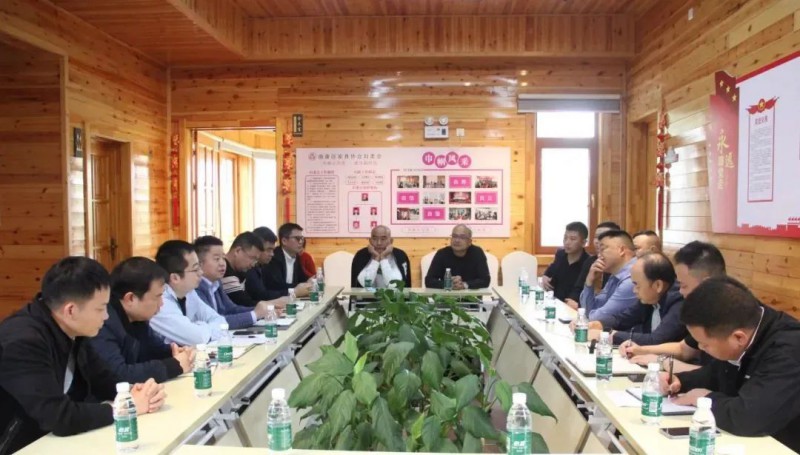 崇州市家具考察團到南康交流家具產業發展經驗2