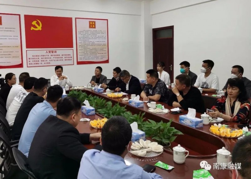 區(qū)委書記何善錦，區(qū)領(lǐng)導(dǎo)李成勝、譚曉芳出席簽約