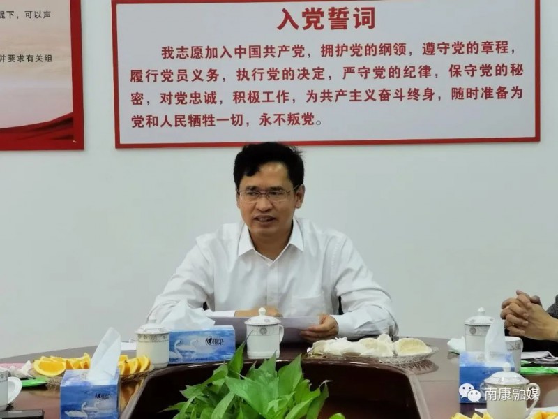 何善錦向相關(guān)家具企業(yè)介紹了南康家具招商引資政策、出口家具產(chǎn)業(yè)園的定位和優(yōu)勢并表示