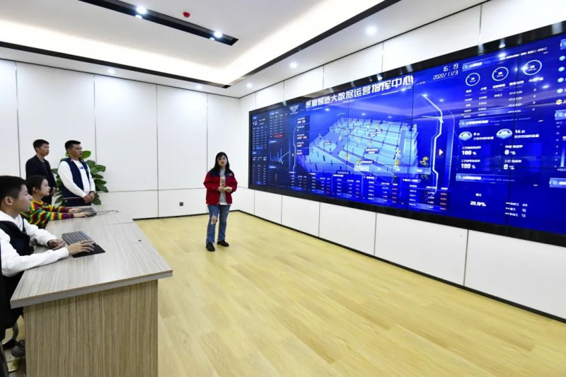 工作人員在大數據運營指揮中心向客商介紹大數據信息。