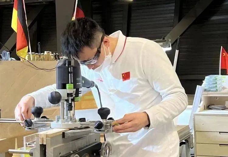 人民日報點贊南康李德鑫:“金牌工匠”是這樣煉成的3