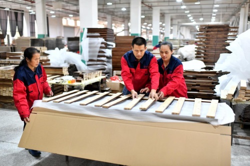 借助家具產業電商輻射，帶動整村振興致富