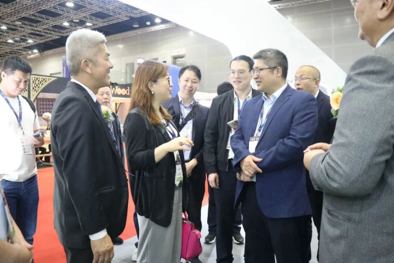 馬來西亞家具總會會長邱曜仲來到南康家具品牌館現場