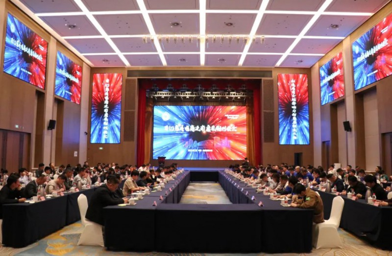 會上,佛山、沙集家具電商企業與南康家具企業就如何加強兩地產業合作交流